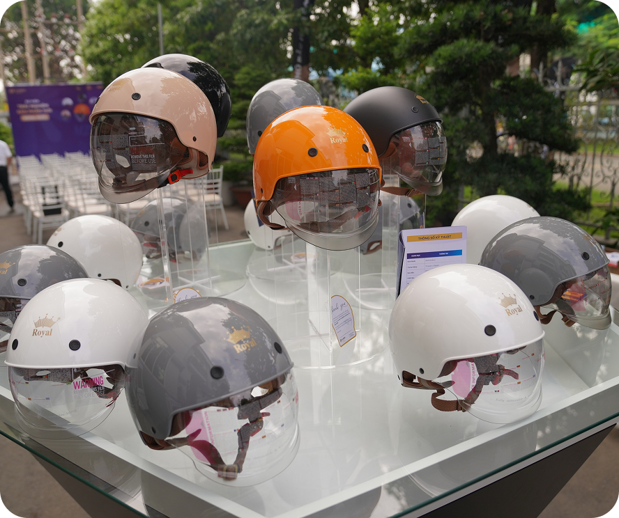 Trưng bày nón bảo hiểm chất lượng