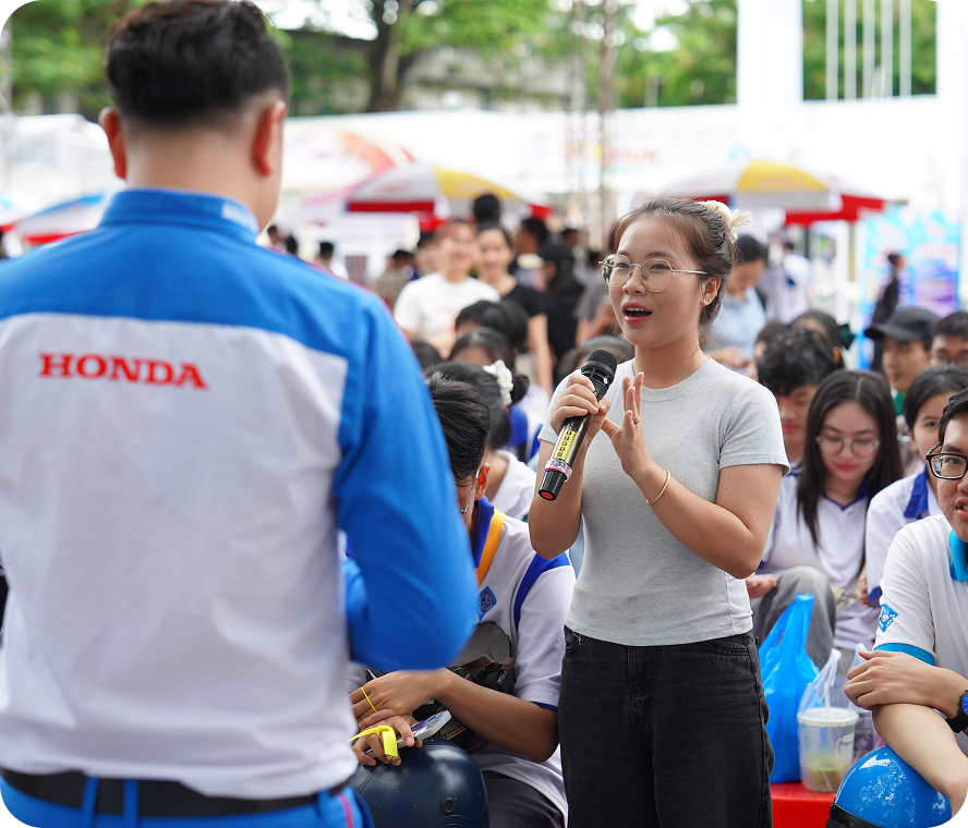 Sinh viên hăng hái tham gia hỏi đáp về các hoạt động văn hóa giao thông