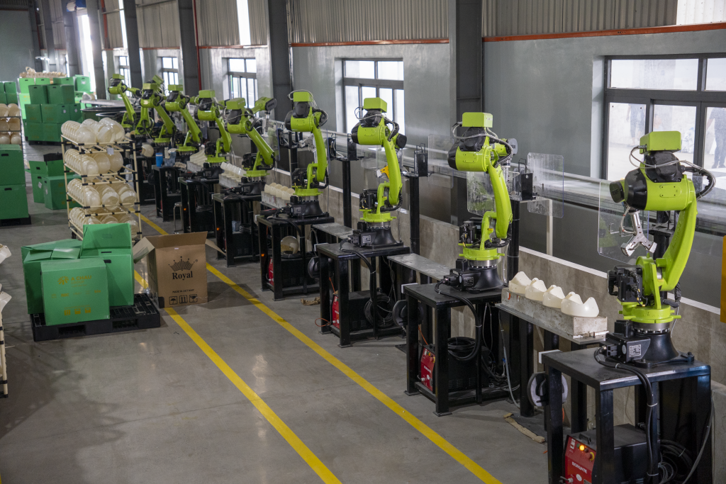 5 kinh nghiệm chọn nhà sản xuất mũ bảo hiểm uy tín 7 Á Châu nhà sản xuất nhà sản xuất mũ bảo hiểm uy tín - công đoạn robot chà mộc