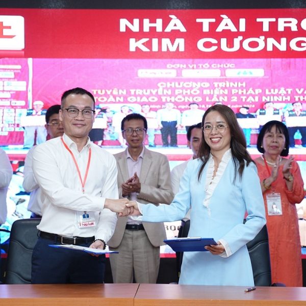 Lễ công bố chương trình CARAVAN lần thứ 3 tại Cà Mau 2 Đại diện tập đoàn Á Châu nhà tại trợ kim cương cho chương trình CARAVAN lần thứ 3