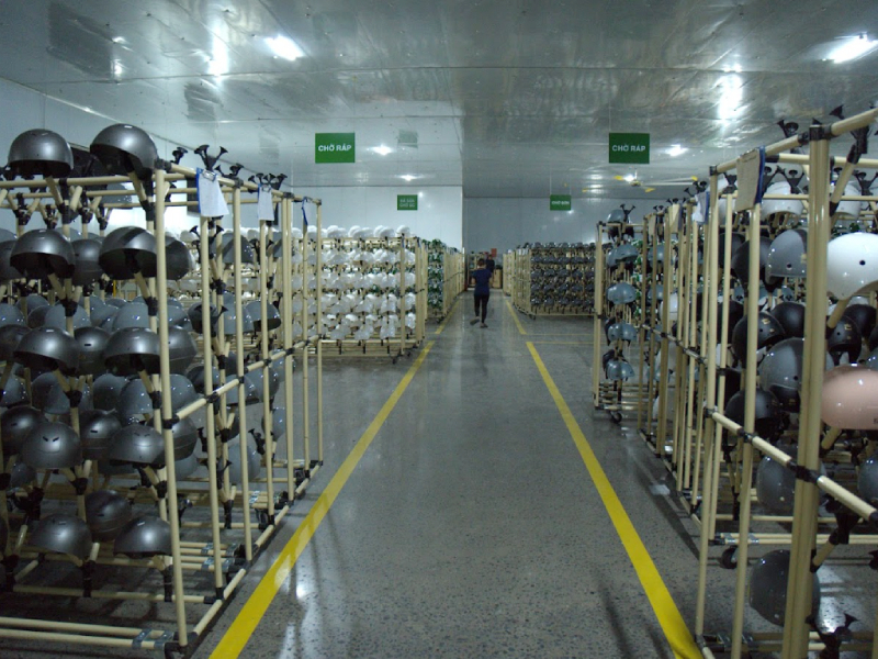 Mũ bảo hiểm quà tặng lễ khai trương, ý nghĩa thiết thực 2025 2 Hình xưởng sản xuất mũ bảo hiểm quà tặng