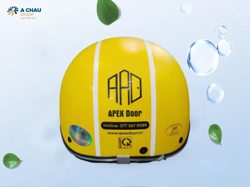 Công ty in nón bảo hiểm theo yêu cầu, in logo, slogan đẹp 8 Nón bảo hiểm in hình theo yêu cầu phía sau lưng