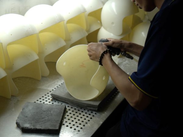 6 lưu ý khi lựa chọn đơn vị in thương hiệu lên nón bảo hiểm 2 nhà máy sản xuất mũ bảo hiểm quà tặng