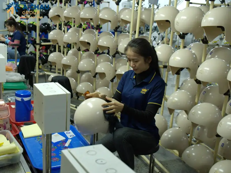 Báo giá mũ bảo hiểm quà tặng 2025 3 Vỏ nón được làm bằng chất liệu abs nguyên sinh nên giá thành sẽ cao hơn