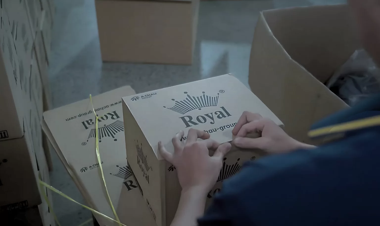 Hoàn thiện và đóng gói là khâu cuối cùng trong quy trình sản xuất mũ bảo hiểm