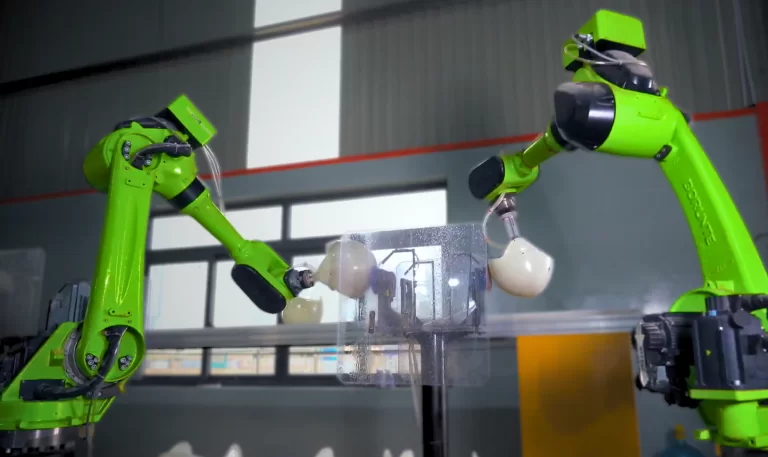 Quy trình sản xuất mũ bảo hiểm tại Á Châu như thế nào? 5 Làm mộc bằng robot tự động trong quy tính sản xuất mũ bảo hiểm tại Á Châu