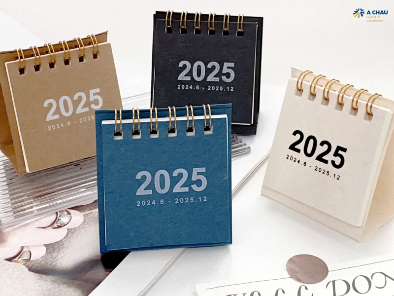 Gợi ý 10 món quà tặng hội nghị khách hàng độc đáo thiết thực nhất 2025 7 Lịch để bàn quà tặng khách mời hội nghị