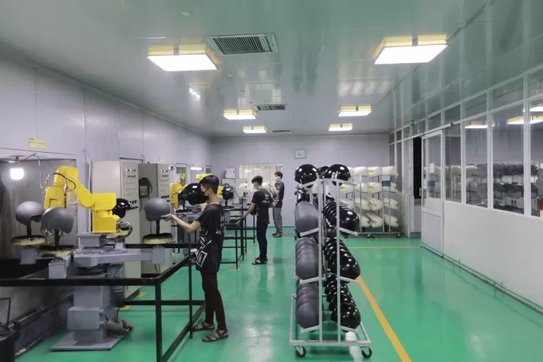 Quy trình sản xuất mũ bảo hiểm tại Á Châu như thế nào? 8 Phủ bóng hoặc phủ mờ, nhằm tạo lớp sơn bền đẹp