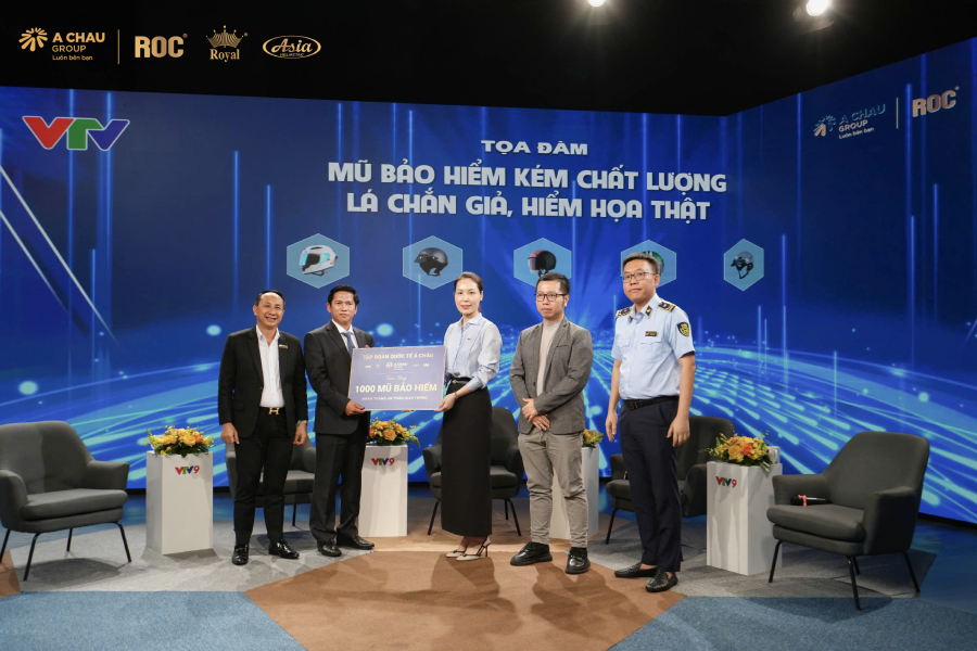 Á Châu Group đồng hành cùng VTV9: TỌA ĐÀM “Mũ bảo hiểm kém chất lượng – Lá chắn giả, hiểm họa thật” 3 Tổng giám đốc Tập đoàn Quốc Tế Á Châu trao tặng 1000 nón bảo hiểm làm từ thiện