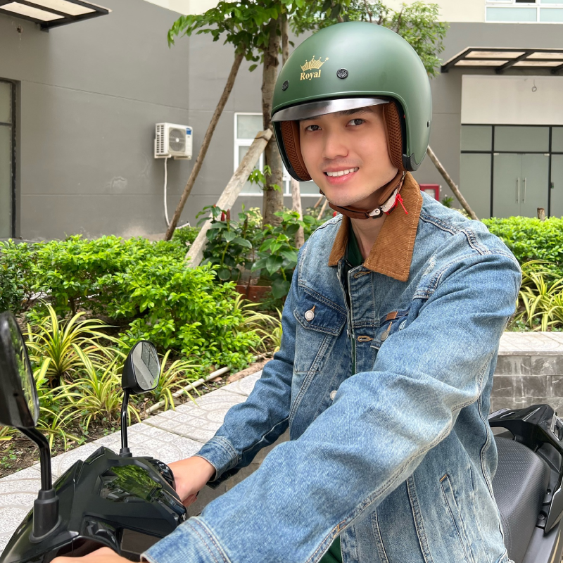 Hướng dẫn các bước đội mũ bảo hiểm đúng cách chuẩn nhất 3 Đăt nón thẳng thắn trên đầu cách là một trong các bước đội mũ bảo hiểm đúng cách
