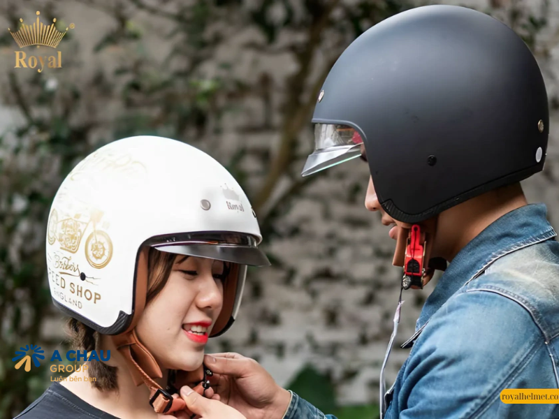 Hướng dẫn các bước đội mũ bảo hiểm đúng cách chuẩn nhất 4 Điều chỉnh quai nón là một trong các bước đội mũ bảo hiểm đúng cách