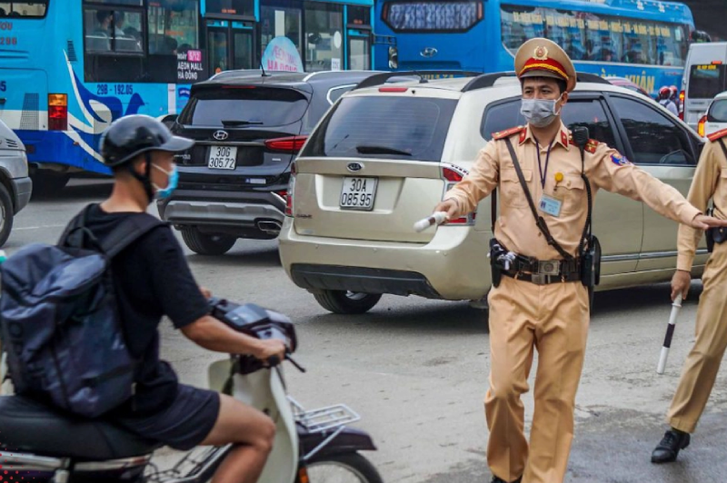 Tổng hợp các loại mũ bảo hiểm bị cấm khi tham gia giao thông 8 Sử dụng các loại mũ bảo hiểm bị cấm sẽ vi phạm pháp luật giao thông