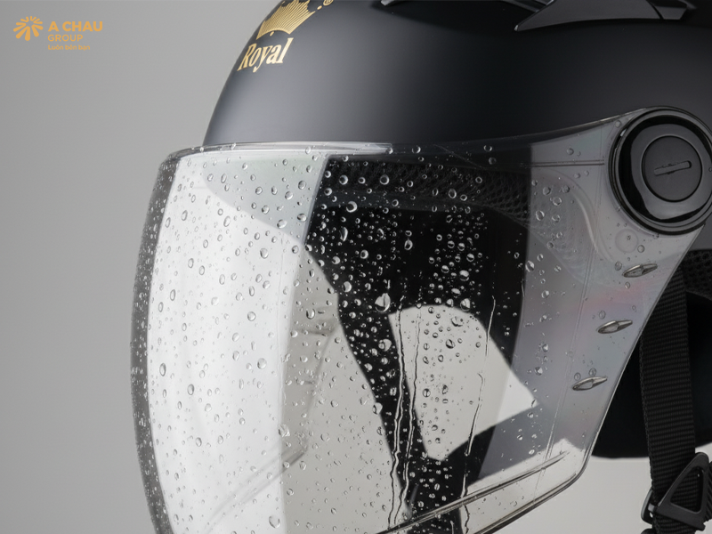 Mũ bảo hiểm đi mưa – Giải pháp an toàn và tiện lợi trong mùa mưa 2025 3 Kính chắn gió chống bám hơi giúp tầm nhìn rõ ràng khi trời mưa.