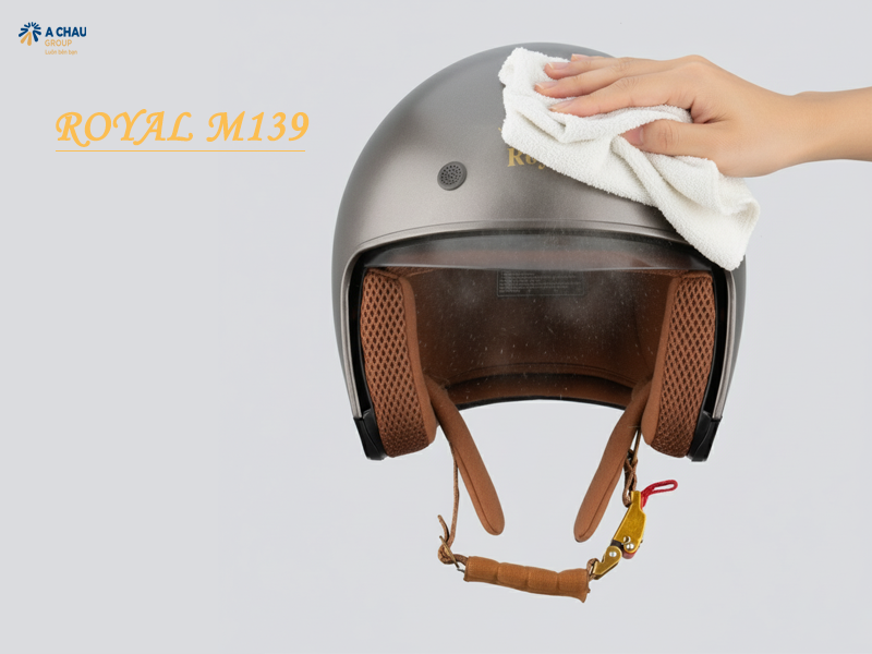 Hướng dẫn vệ sinh nón bảo hiểm đúng cách giúp mũ luôn sạch, bền và an toàn.