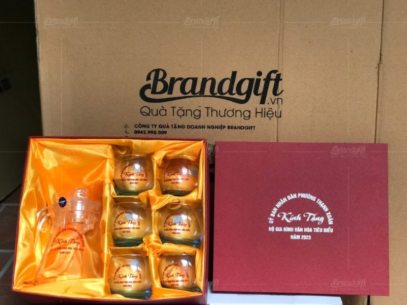 15 quà tết doanh nghiệp nên mua xuân 2026 9 Ly thủy tinh khắc logo quà tặng doanh nghiệp