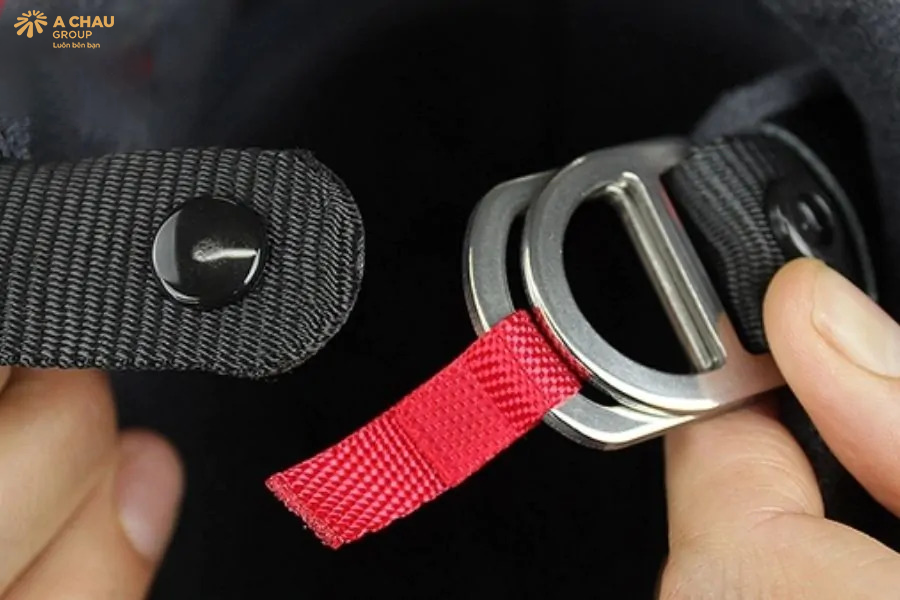 Các loại khóa cài nón bảo hiểm phổ biến 2025 1 Khóa cài nón bảo hiểm D-Ring bằng kim loại trên nón bảo hiểm fullface