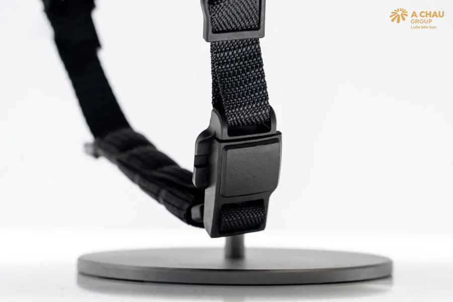 Các loại khóa cài nón bảo hiểm phổ biến 2025 3 Khóa cài nón bảo hiểm nam châm – thiết kế hiện đại, tiện lợi