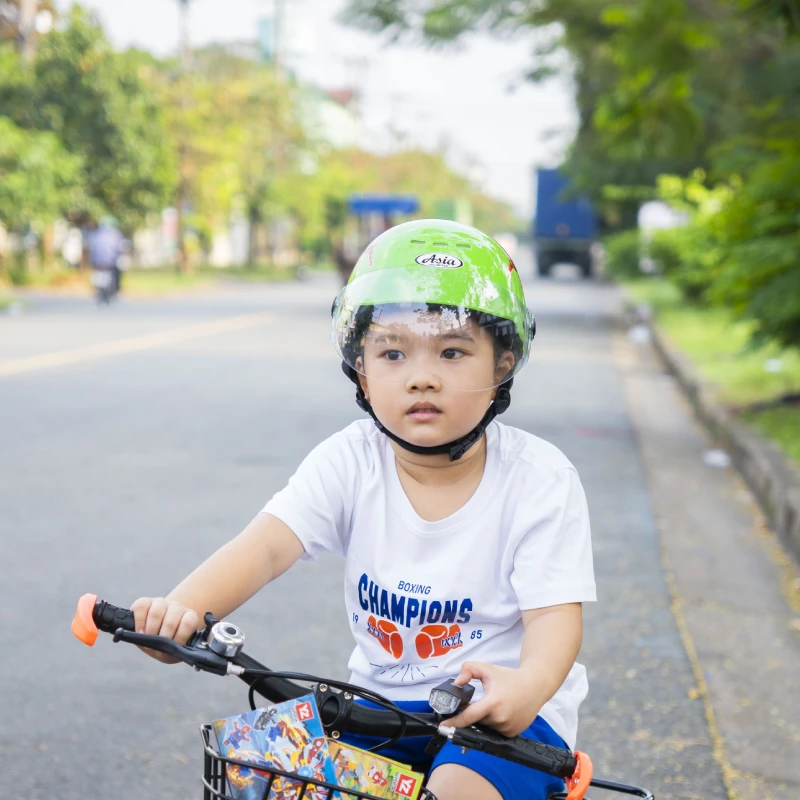 Giải đáp: Trẻ em bao nhiêu tuổi phải đội mũ bảo hiểm? 3 Cách chọn mũ bảo hiểm cho trẻ em