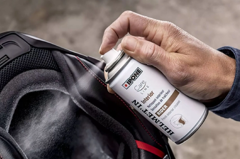 Hướng dẫn 5 cách làm mới nón bảo hiểm đơn giản tại nhà 5 Xịt khử mùi cũng là cách làm mới nón bảo hiểm