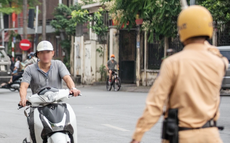Đội mũ bảo hiểm lưỡi trai có bị phạt không? 4 Đội mũ bảo hiểm lưỡi trai có bị phạt không? Công an thổi phạt người tham gia giao thông vì đội mũ bảo hiểm lưỡi trai thời trang