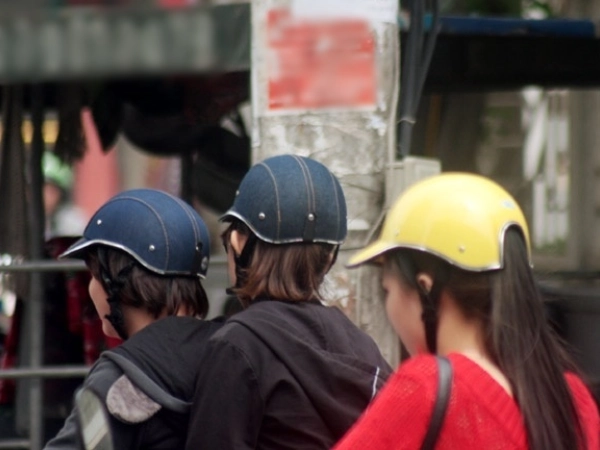 Đội mũ bảo hiểm lưỡi trai có bị phạt không?