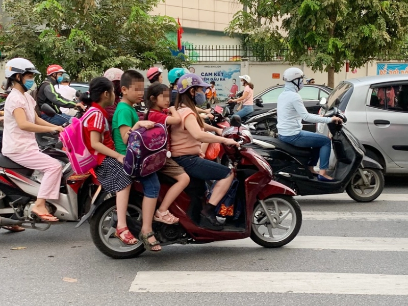 5 giải pháp nâng cao ý thức đội mũ bảo hiểm hiệu quả 5 Không đội mũ bảo hiểm một phần do ý thức giáo dục từ nhỏ