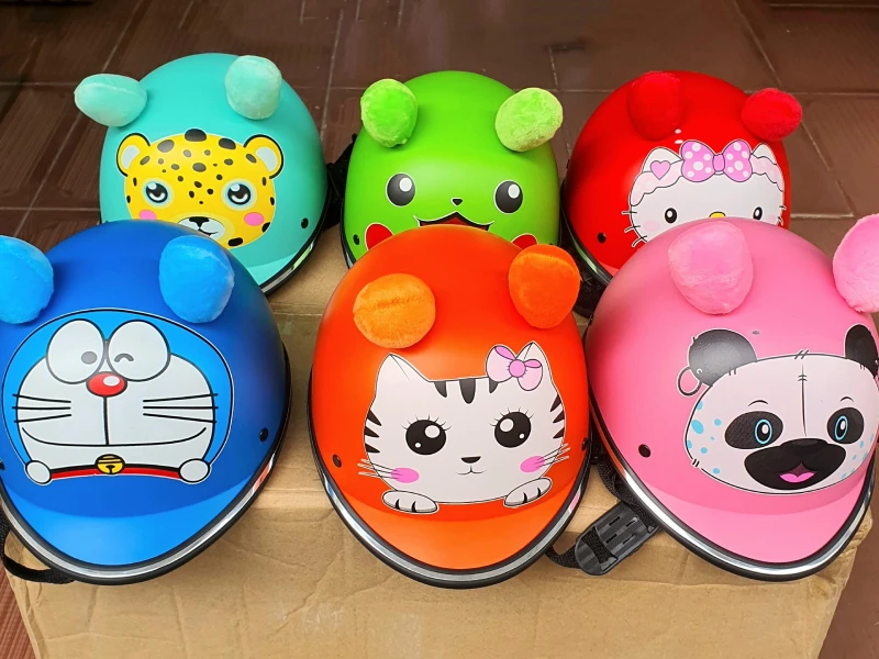 Giải đáp: Trẻ em bao nhiêu tuổi phải đội mũ bảo hiểm? 4 Bao nhiêu tuổi phải đội mũ bảo hiểm - cac bậc phụ huynh thường mua mũ bảo hiểm kém chất lượng vì giá rẻ