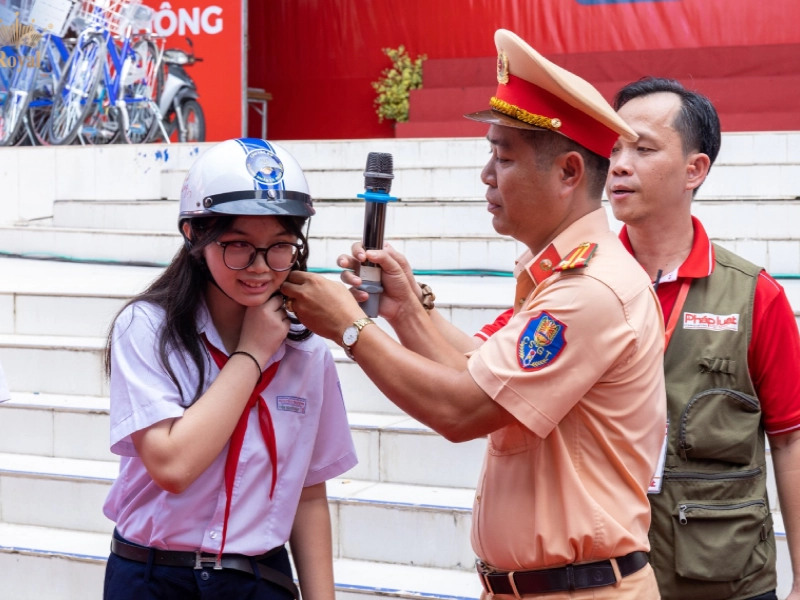 5 giải pháp nâng cao ý thức đội mũ bảo hiểm hiệu quả 6 Giải pháp nâng cao ý thức đội mũ bảo hiểm là tuyên truyền giáo dục từ sớm