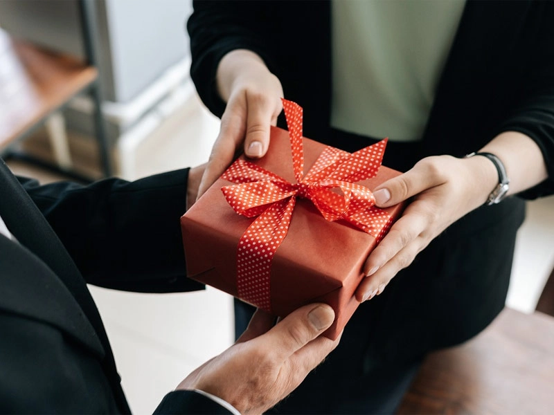 Hướng dẫn cách chọn quà tết ý nghĩa cho doanh nghiệp 1 Cách chọn quà tết ý nghĩa - Tết là dịp để tặng quà thích hợp nhất