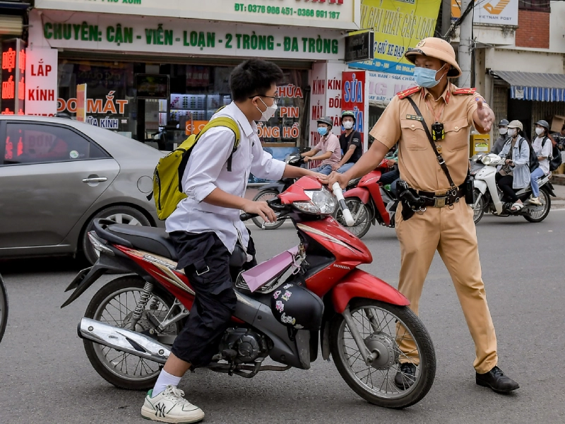 5 giải pháp nâng cao ý thức đội mũ bảo hiểm hiệu quả 2 Thực trạng rất nhiều người tham gia giao thông không đội mũ bảo hiểm, đặc biệt lứa tuổi học sinh, sinh viên