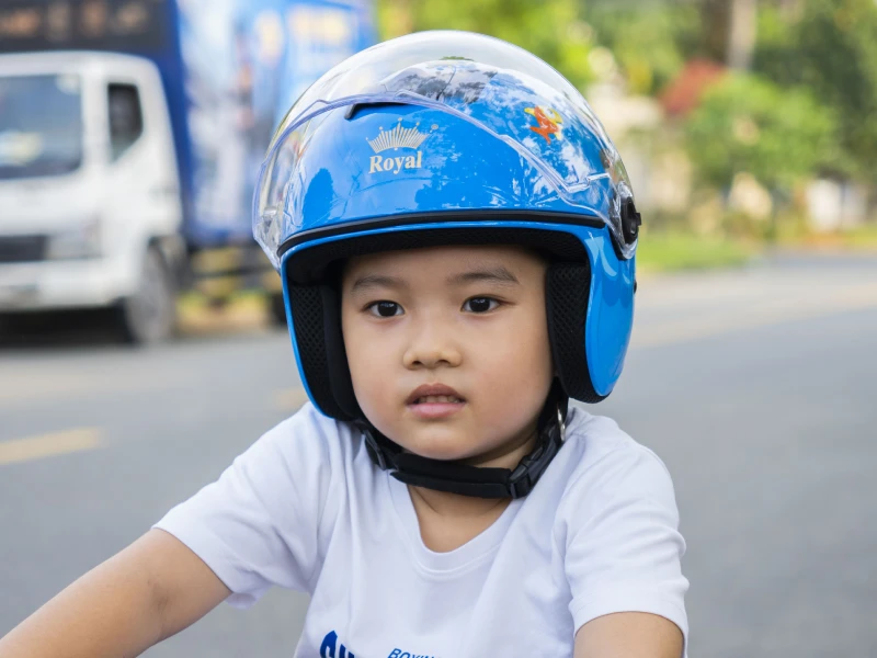 Giải đáp: Trẻ em bao nhiêu tuổi phải đội mũ bảo hiểm? 2 Trẻ bao nhiêu tuổi phải đội mũ bảo hiểm