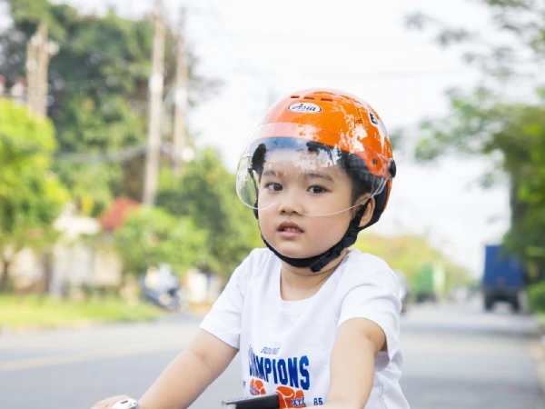 Trẻ em bao nhiêu tuổi phải đội mũ bảo hiểm