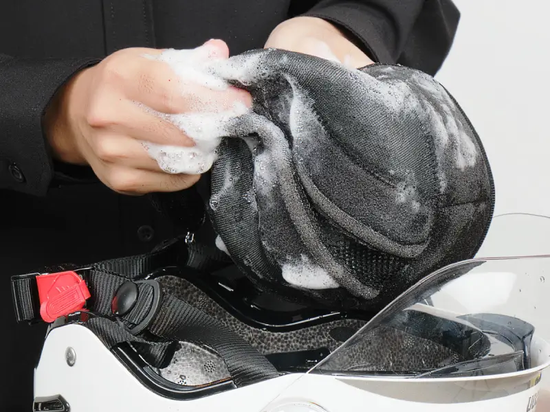 Hướng dẫn 5 cách làm mới nón bảo hiểm đơn giản tại nhà 2 Giặt lót thường xuyên cũng là cách làm mới nón bảo hiểm