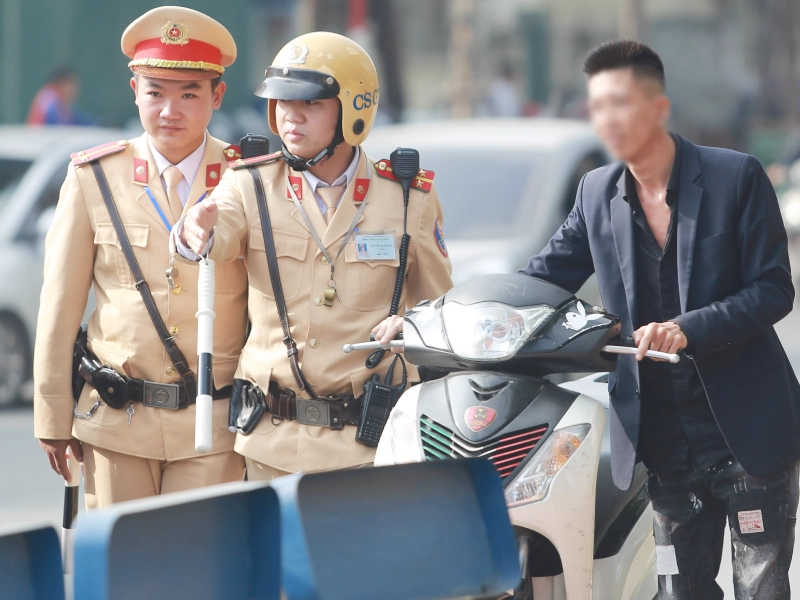 Tổng hợp 9 lợi ích của việc đội mũ bảo hiểm 2 Giải pháp nâng cao ý thức đội mũ bảo hiểm là phải có sự can thiệp của pháp luật và nhất quán