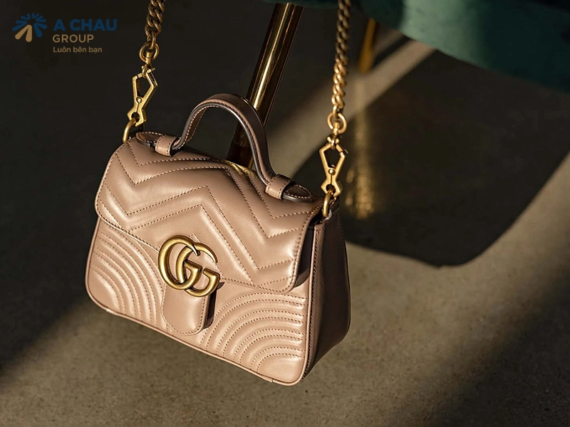 8/3 nên tặng gì cho người yêu, hãy chọn túi xách cao cấp