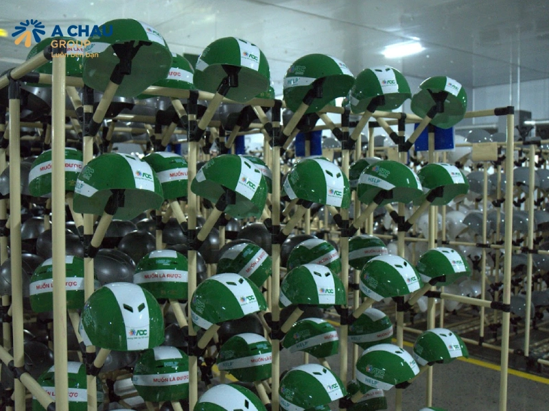 Á Châu, Công ty sản xuất nón bảo hiểm theo yêu cầu, giá tốt 2 Công Ty Sản Xuất Nón Bảo Hiểm Á Châu là đơn vị hàng đầu tại TPHCM, chuyên cung cấp các giải pháp mũ bảo hiểm quà tặng, quảng cáo, in logo theo yêu cầu riêng biệt của doanh nghiệp