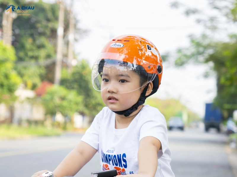 Bé 3 tuổi có nên đội mũ bảo hiểm không? 1 Bé 3 tuổi có nên đội mũ bảo hiểm khi ngồi xe máy không?