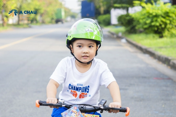 Bé 3 tuổi có nên đội mũ bảo hiểm không?