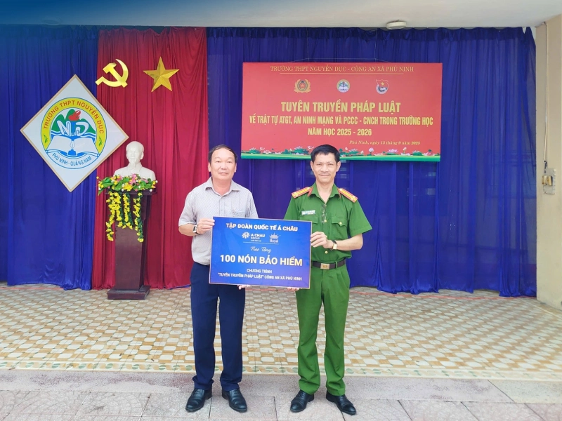 Xu hướng tặng mũ bảo hiểm cho học sinh nên ngày càng nhân rộng