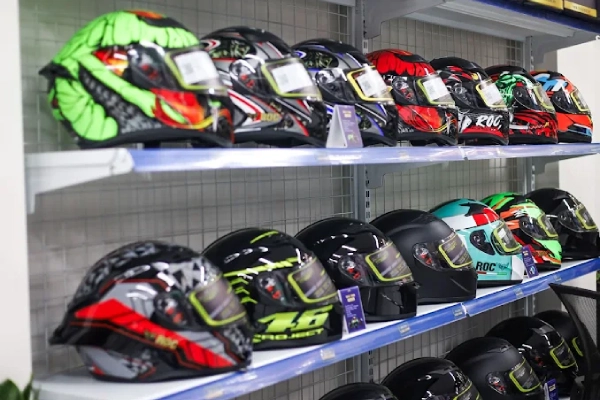 Cửa hàng nón bảo hiểm gần đây