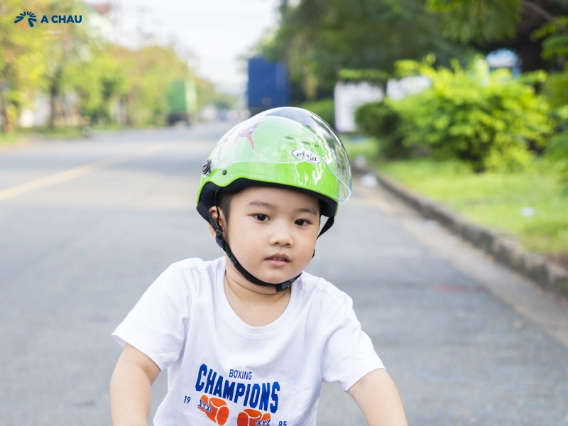Bé 3 tuổi có nên đội mũ bảo hiểm không? 2 Đội mũ bảo hiểm cho bé 3 tuổi có lợi ích rất lớn
