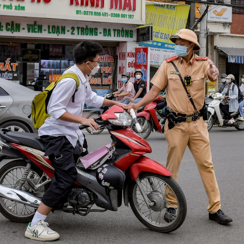 Mũ bảo hiểm lưỡi trai nào được đội, loại nào bị cấm khi đi xe máy 4 Đội nón bảo hiểm không đạt chuẩn sẽ bị phạt như không đội mũ bảo hiểm