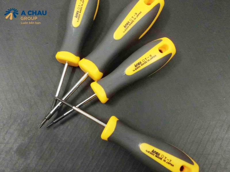 Chuẩn bị dụng cụ trước khi sửa mũ bảo hiểm