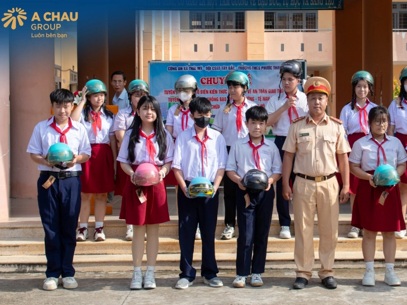 Hướng ứng pháp luật học sinh phải đội mũ bảo hiểm khi tham gia giao thông