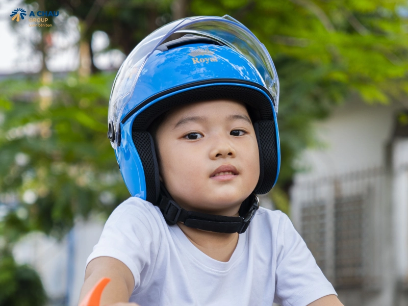 Bé 3 tuổi có nên đội mũ bảo hiểm không? 5 Nón bảo hiểm cho bé 3 tuổi Royal M270