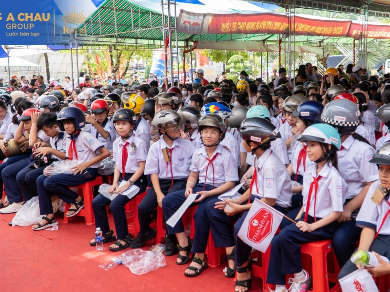 Tặng mũ bảo hiểm học sinh dễ thực hiện và có tính nhân văn cao