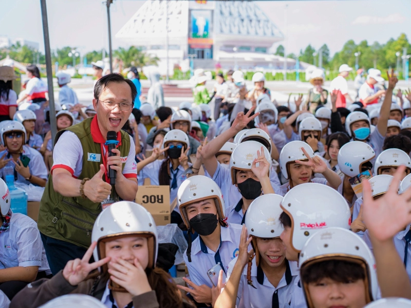 Tặng mũ bảo hiểm cho học sinh giúp tăng nhận diện thương hiệu