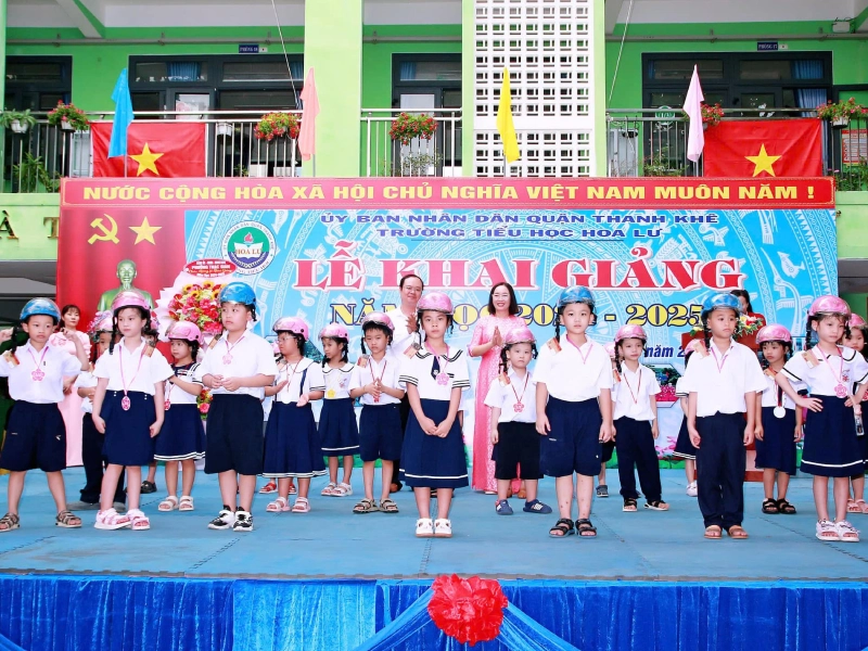 Xu hướng tặng mũ bảo hiểm cho học sinh ngày khai giảng