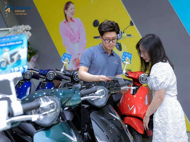 Sử dụng mũ bảo hiểm quảng cáo cho đại lý xe máy nhân dịp khai trương