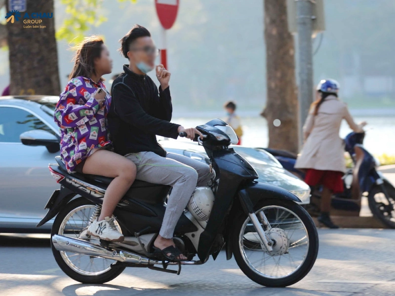 2 người không đội mũ bảo hiểm phạt bao nhiêu?